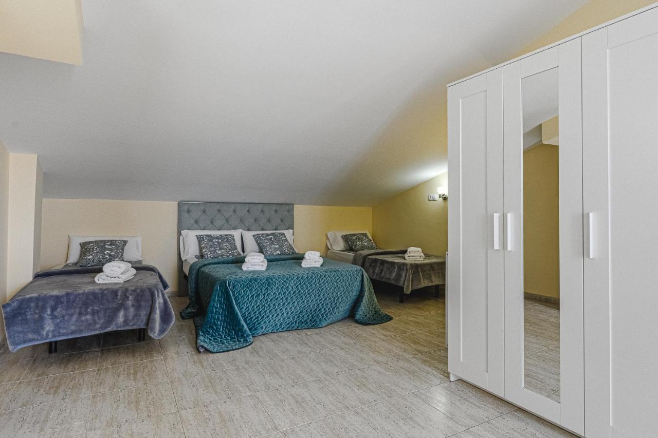 Red Large Family Apartment, Three Floors, 10 Guests アデヘ エクステリア 写真