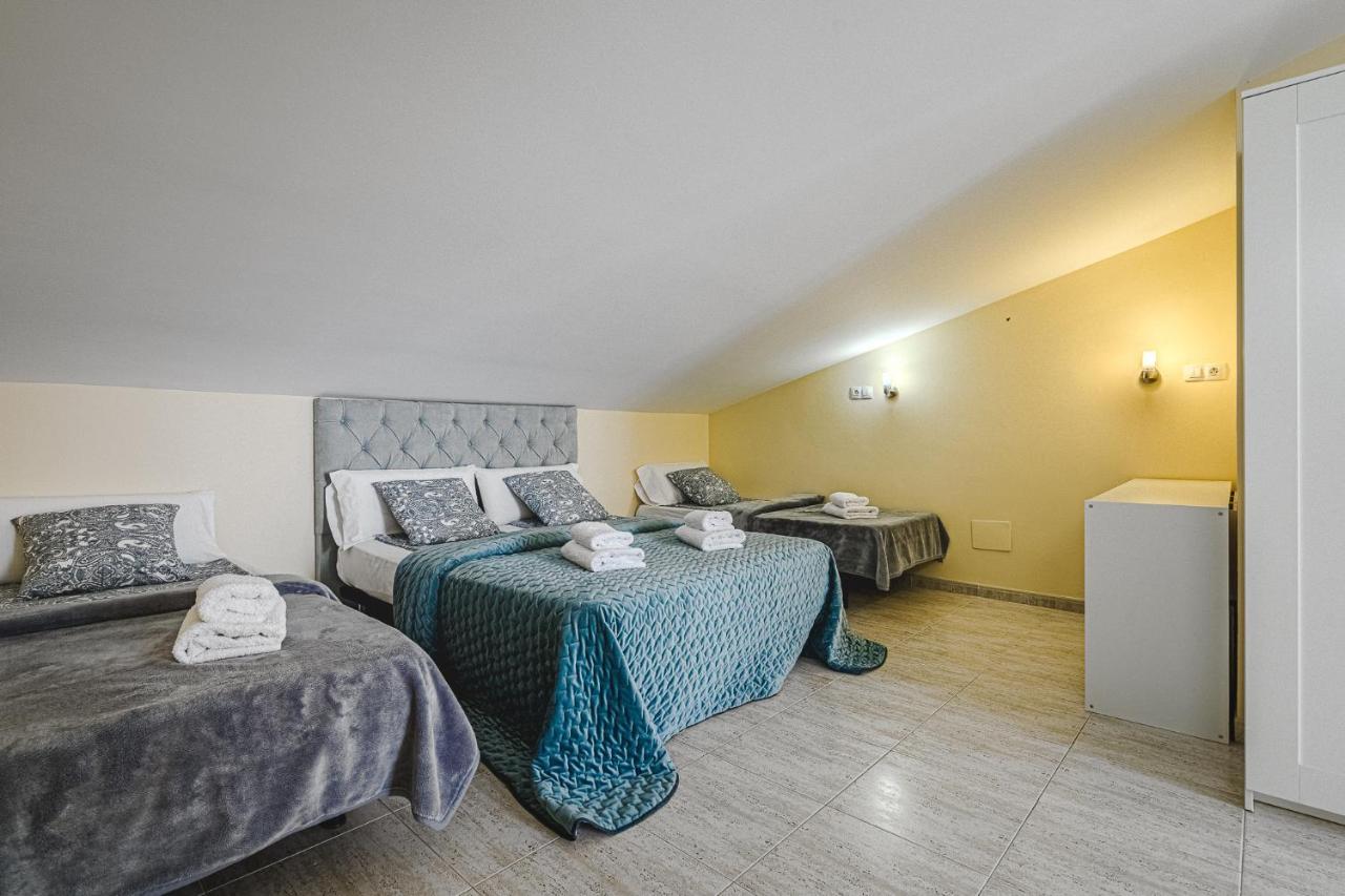 Red Large Family Apartment, Three Floors, 10 Guests アデヘ エクステリア 写真