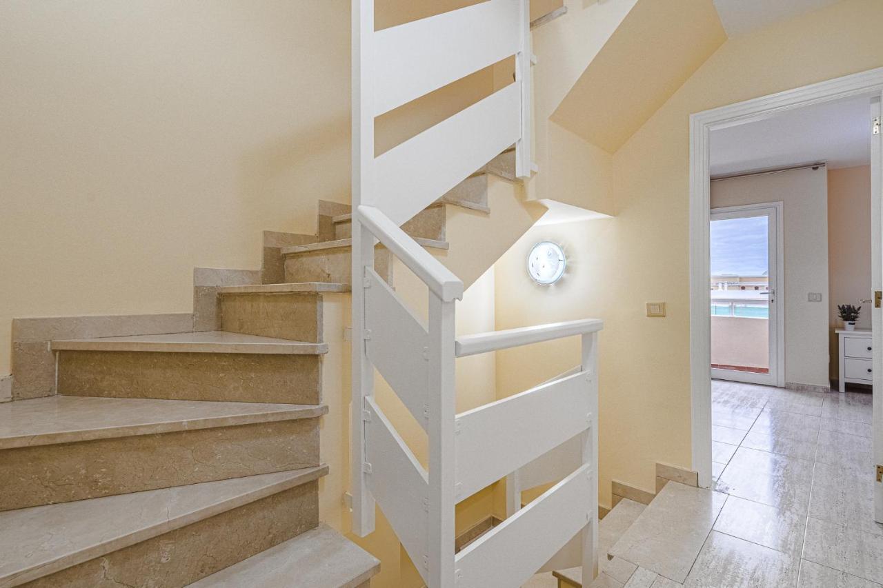 Red Large Family Apartment, Three Floors, 10 Guests アデヘ エクステリア 写真