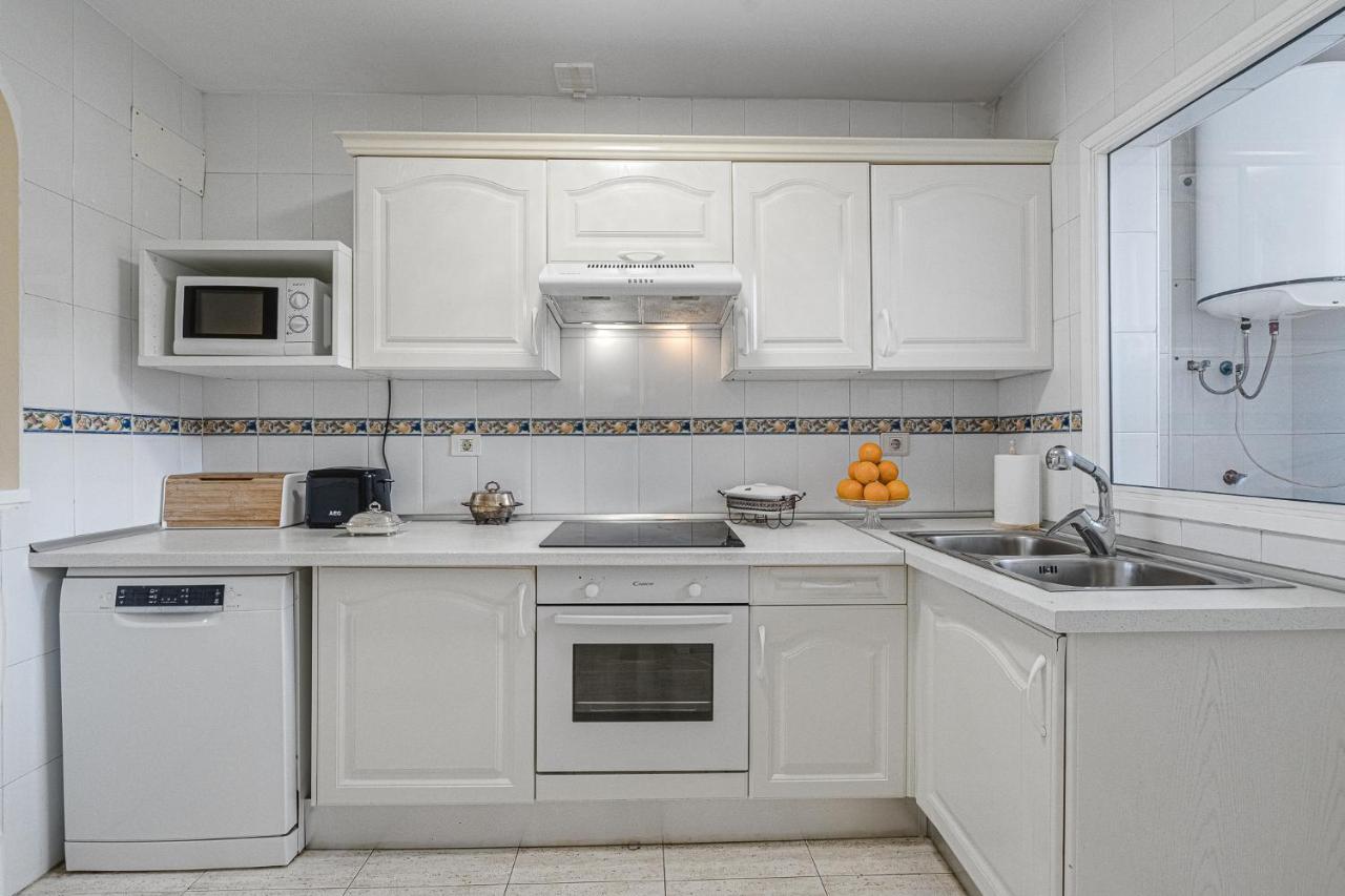 Red Large Family Apartment, Three Floors, 10 Guests アデヘ エクステリア 写真