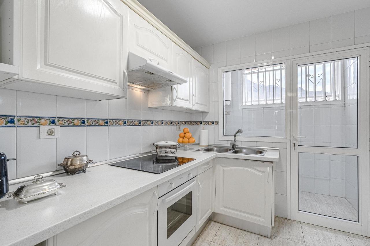 Red Large Family Apartment, Three Floors, 10 Guests アデヘ エクステリア 写真