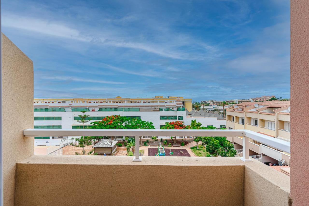 Red Large Family Apartment, Three Floors, 10 Guests アデヘ エクステリア 写真