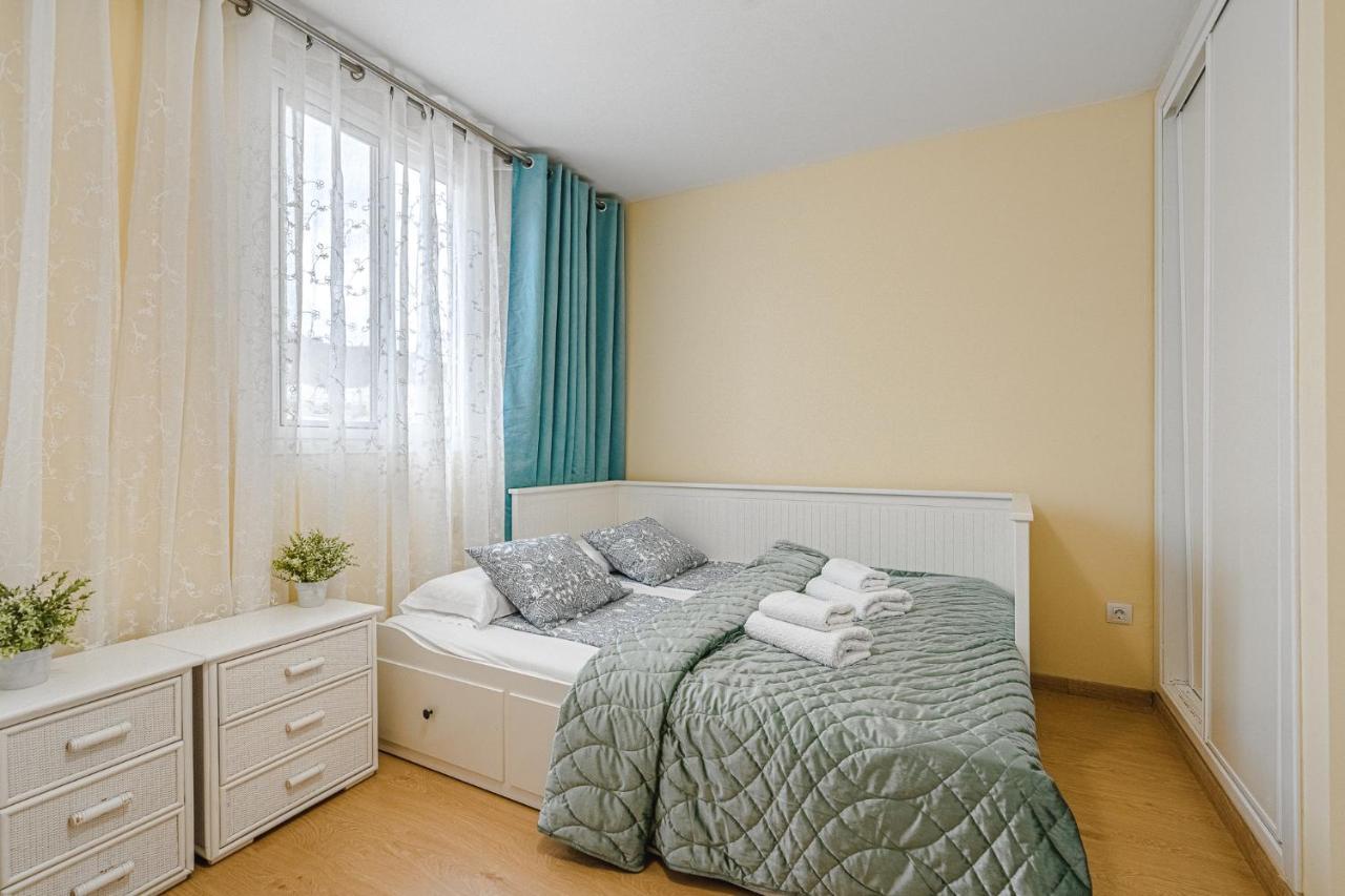 Red Large Family Apartment, Three Floors, 10 Guests アデヘ エクステリア 写真