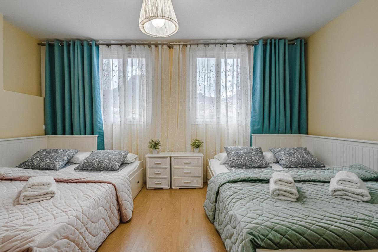 Red Large Family Apartment, Three Floors, 10 Guests アデヘ エクステリア 写真
