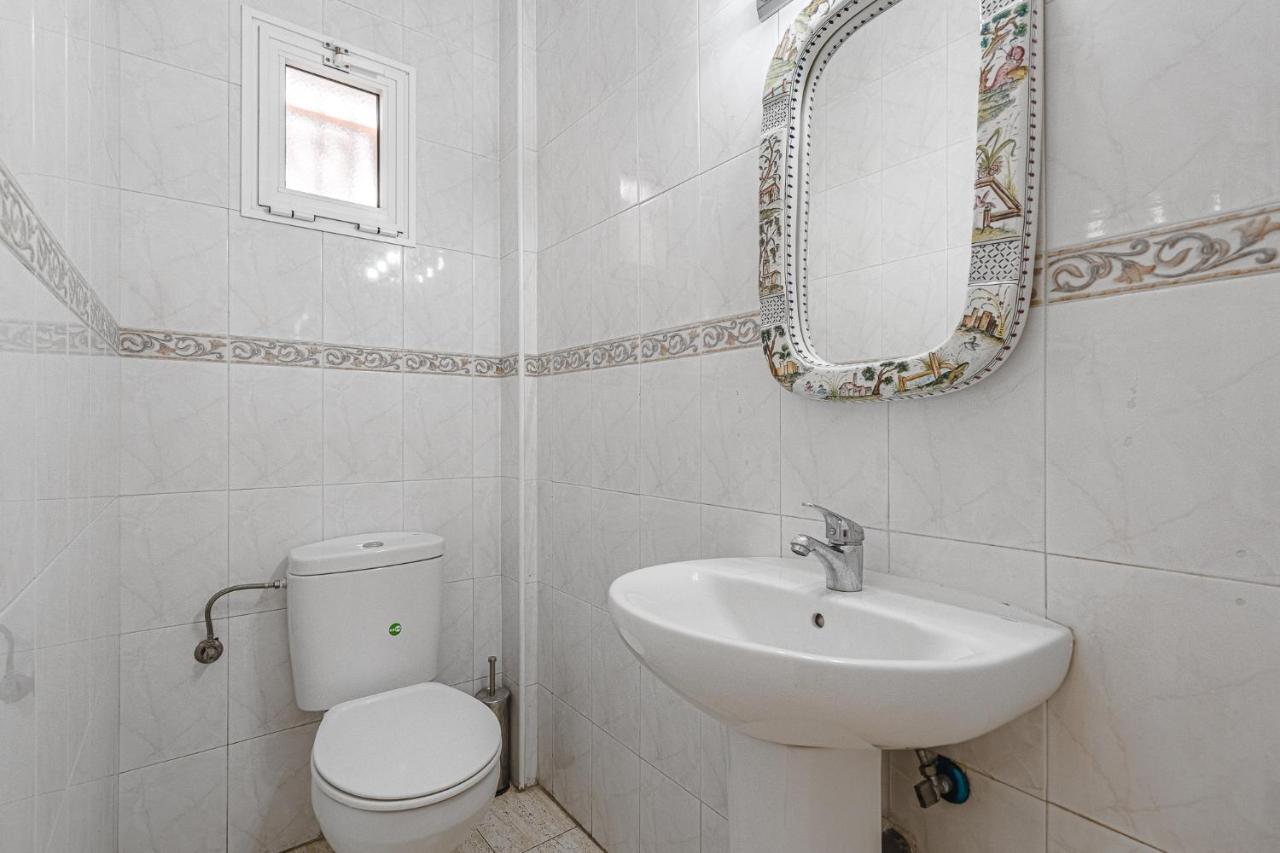 Red Large Family Apartment, Three Floors, 10 Guests アデヘ エクステリア 写真