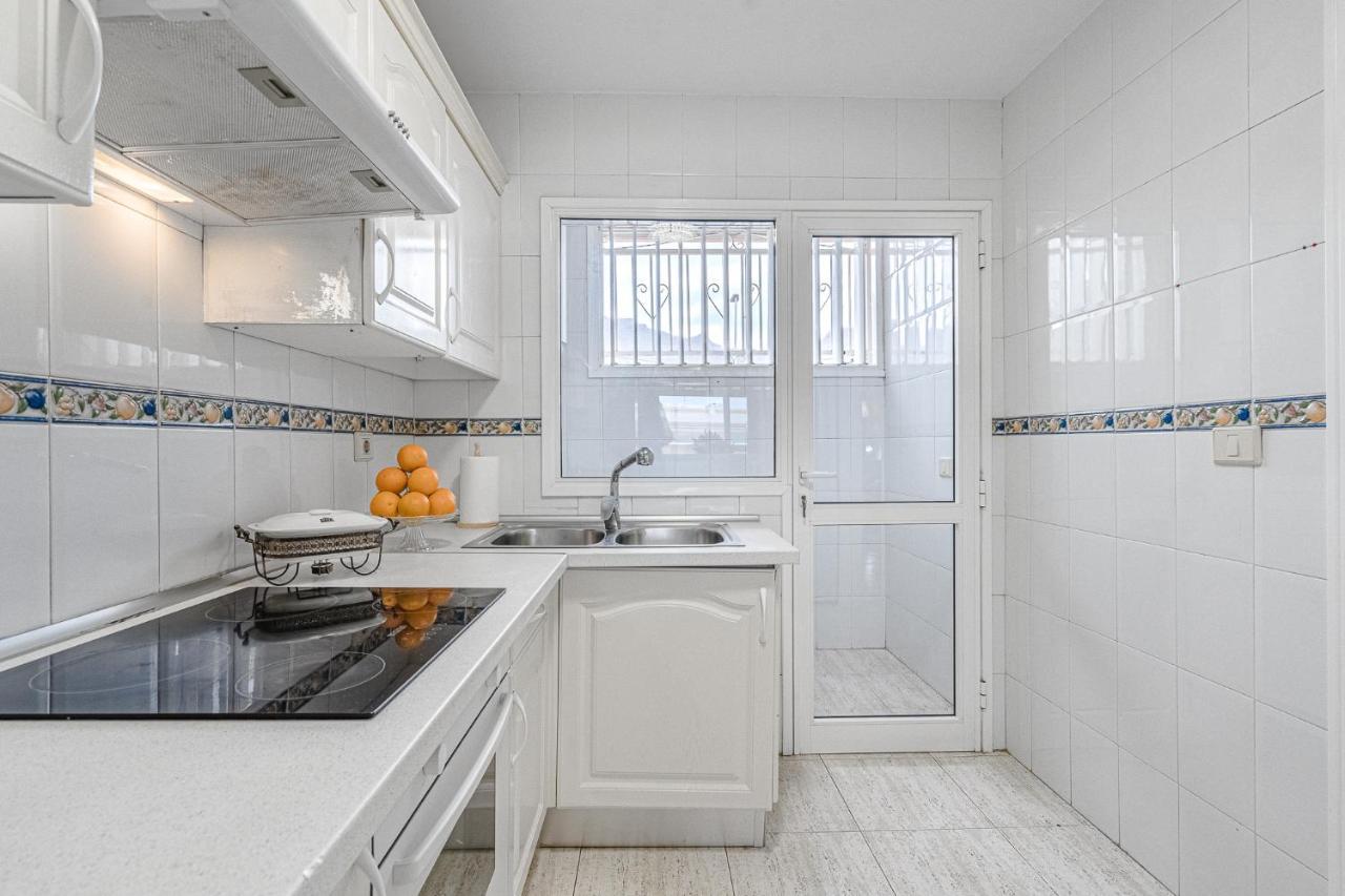 Red Large Family Apartment, Three Floors, 10 Guests アデヘ エクステリア 写真