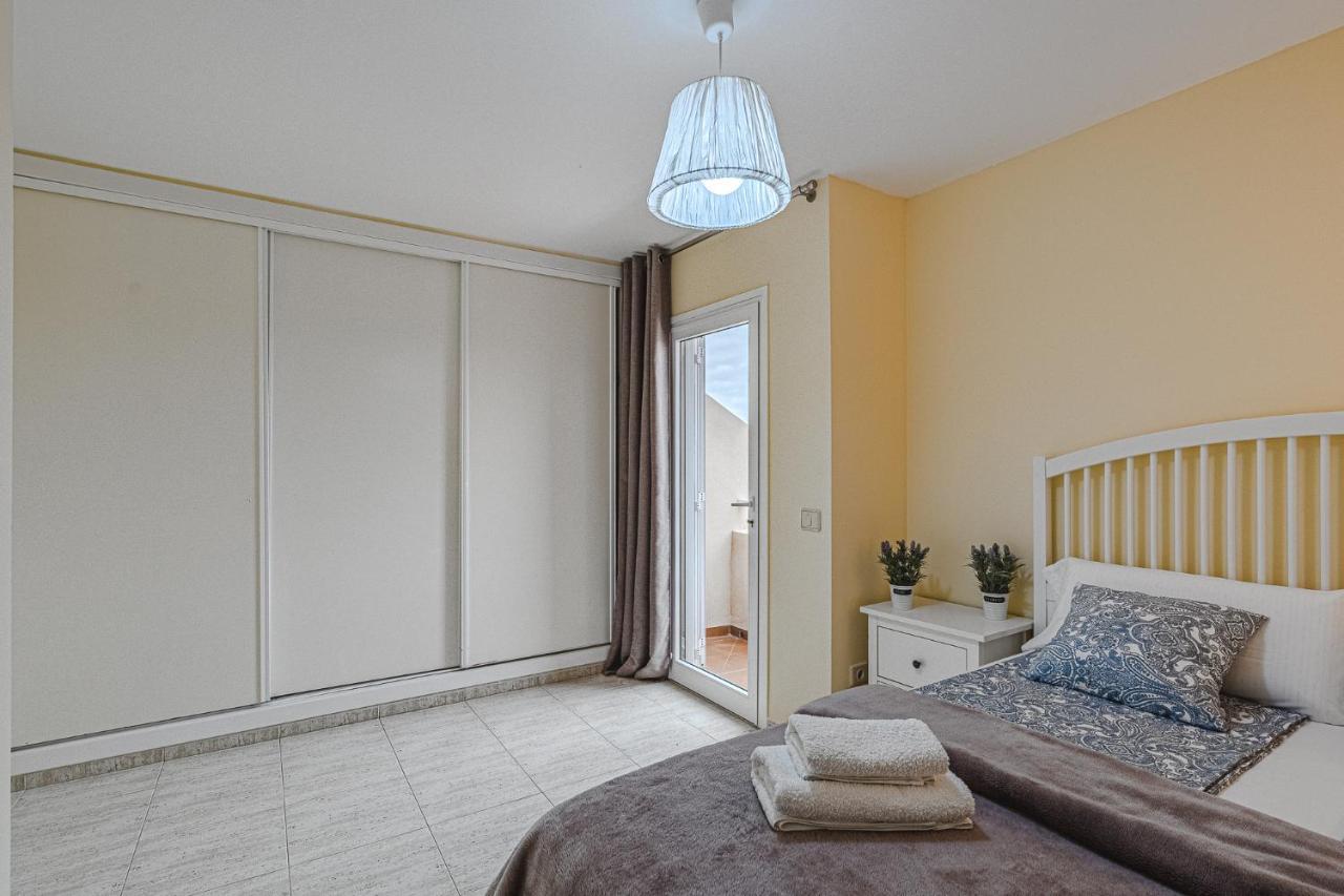 Red Large Family Apartment, Three Floors, 10 Guests アデヘ エクステリア 写真