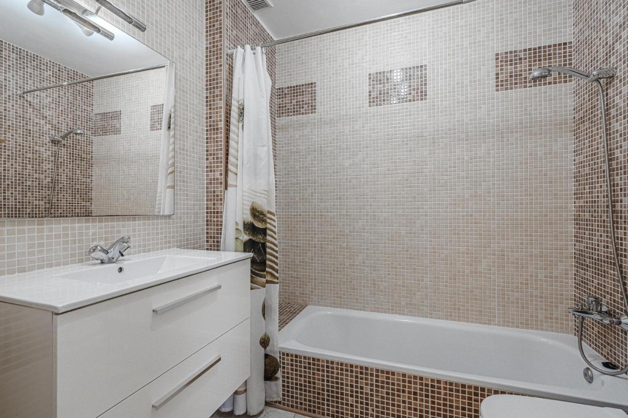 Red Large Family Apartment, Three Floors, 10 Guests アデヘ エクステリア 写真