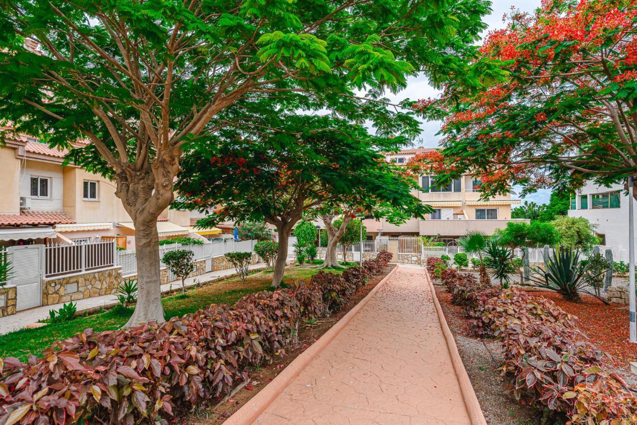 Red Large Family Apartment, Three Floors, 10 Guests アデヘ エクステリア 写真