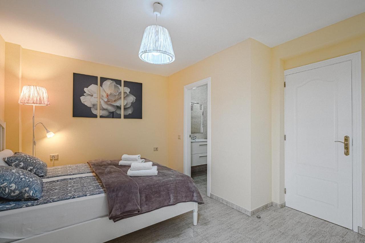 Red Large Family Apartment, Three Floors, 10 Guests アデヘ エクステリア 写真