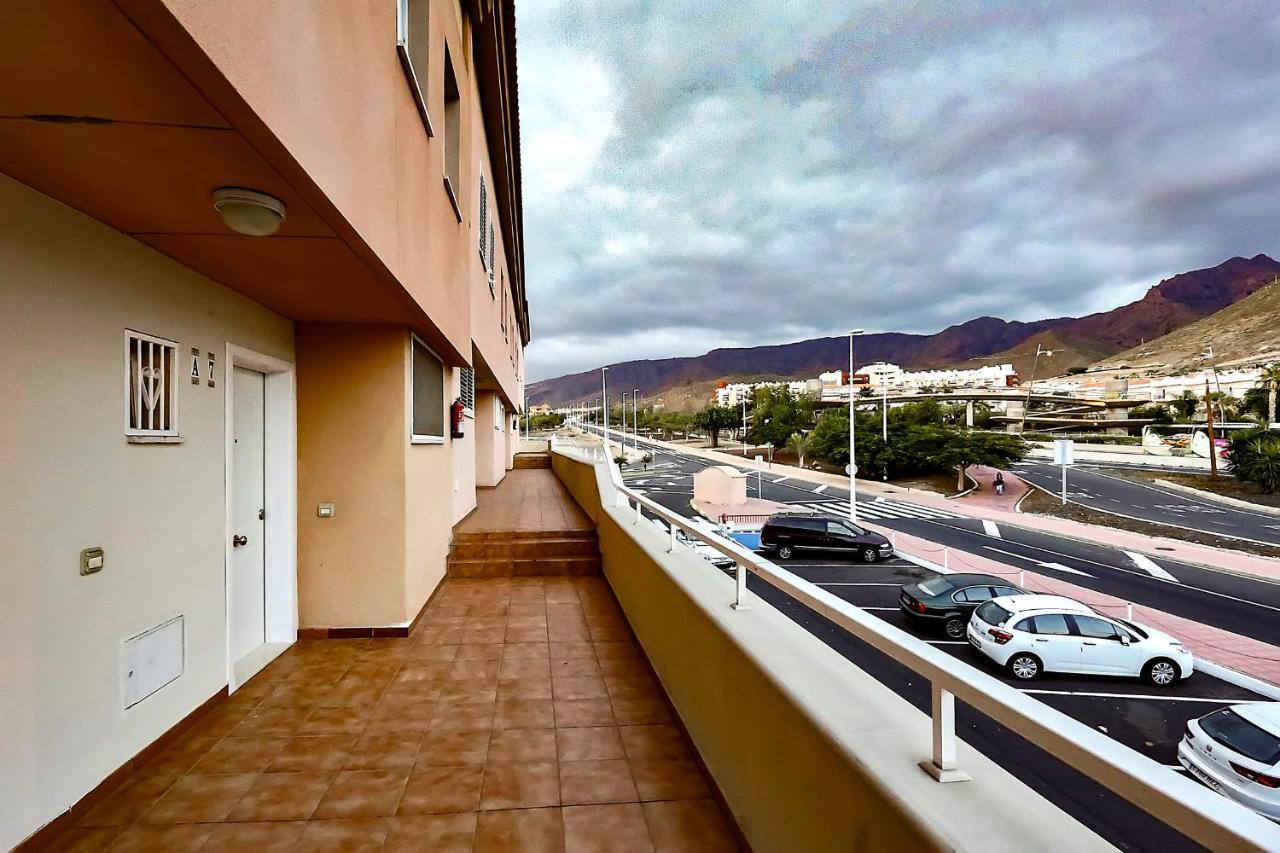 Red Large Family Apartment, Three Floors, 10 Guests アデヘ エクステリア 写真