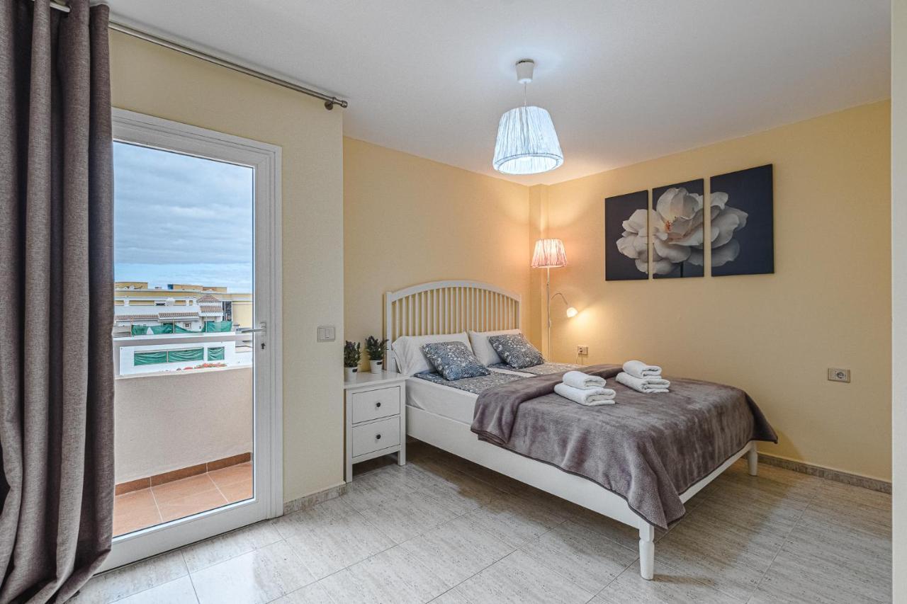 Red Large Family Apartment, Three Floors, 10 Guests アデヘ エクステリア 写真